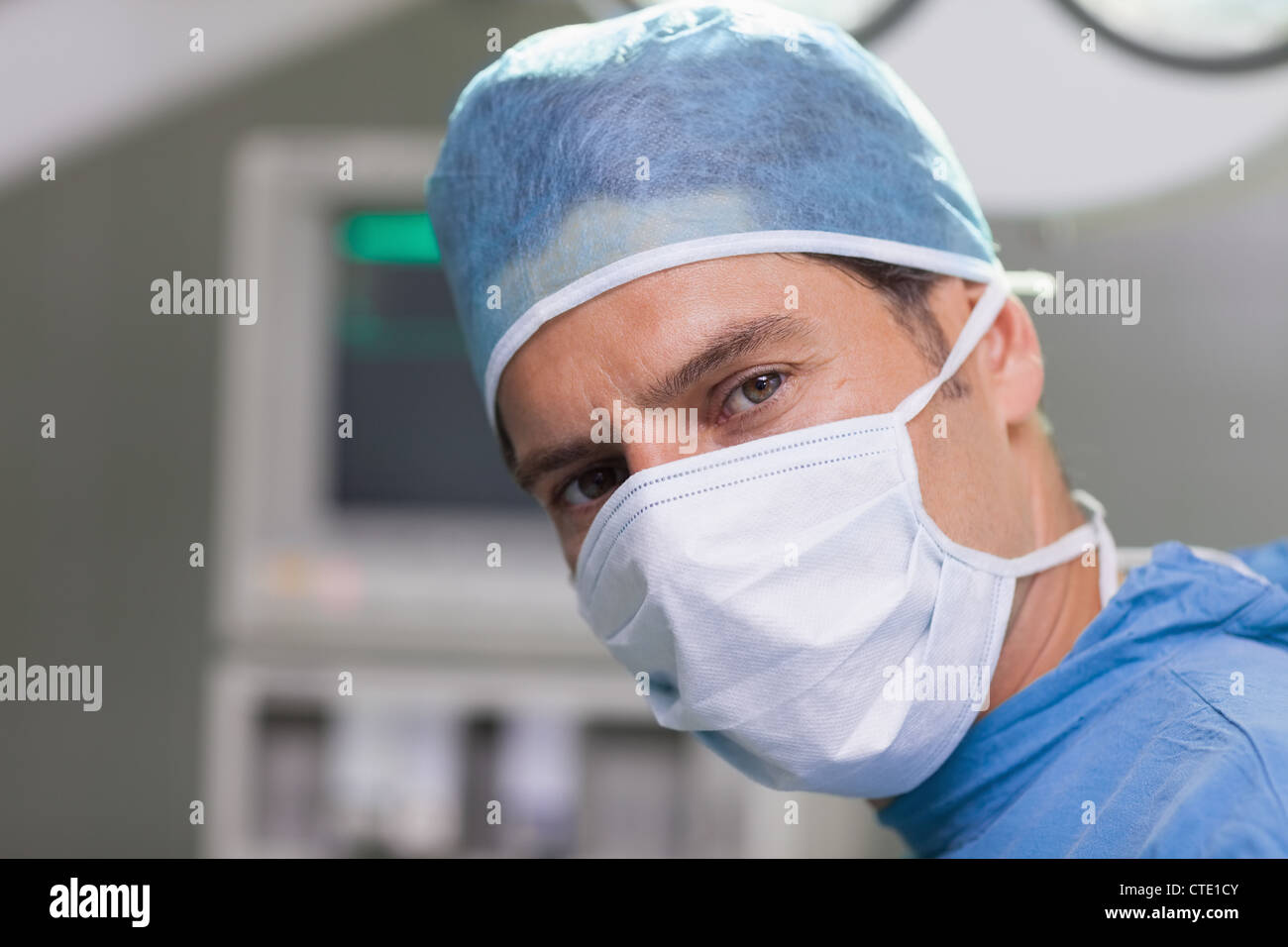 Bon doctor looking at camera Banque D'Images