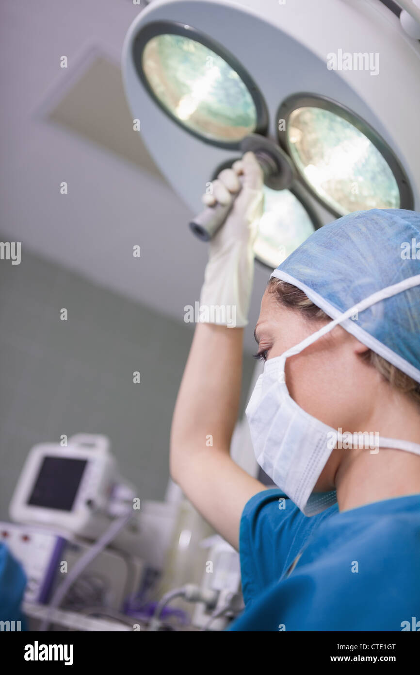 Déménagement la lumière chirurgicale infirmière Banque D'Images