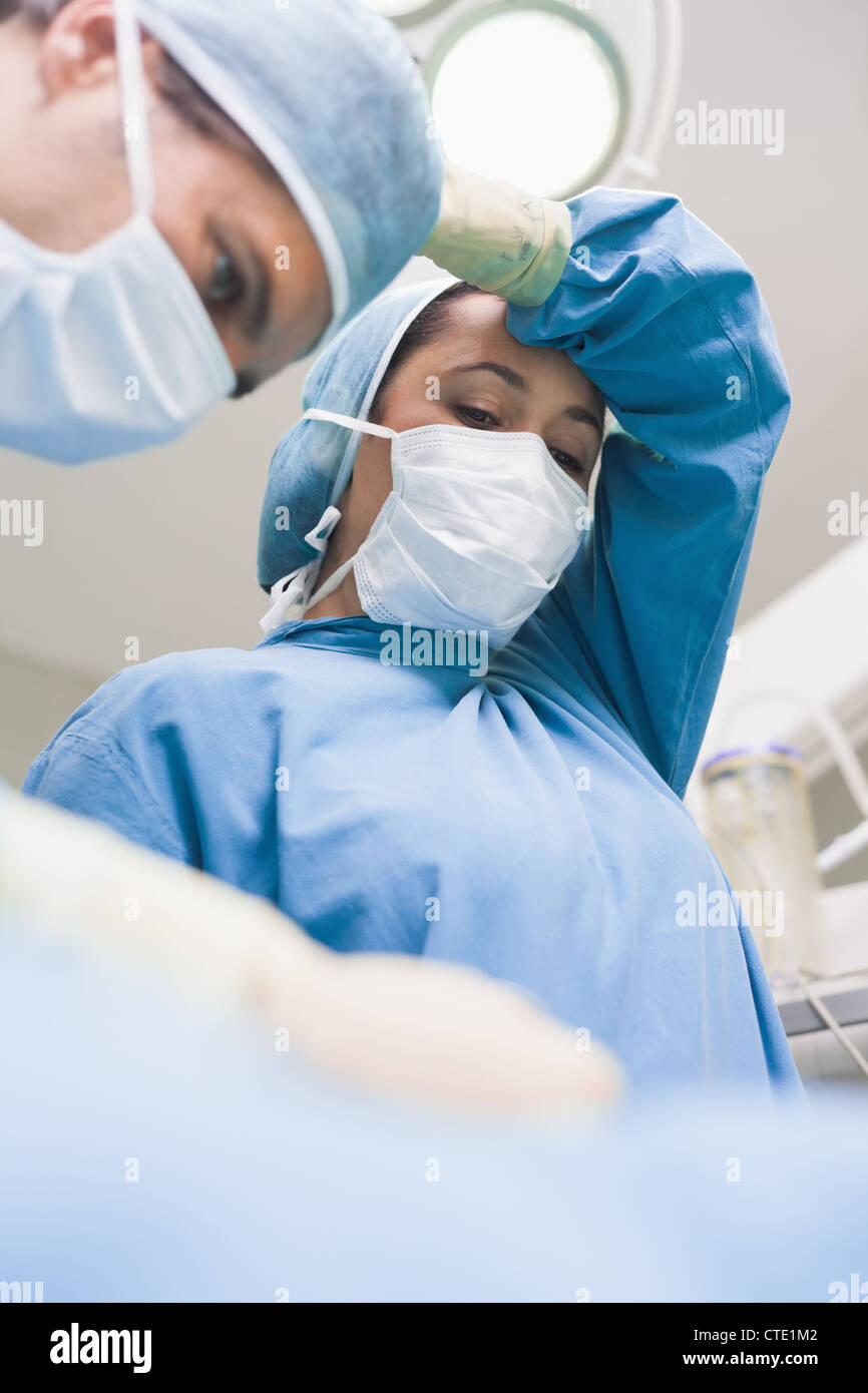 Médecin en mettant son bras dans sa tête Banque D'Images