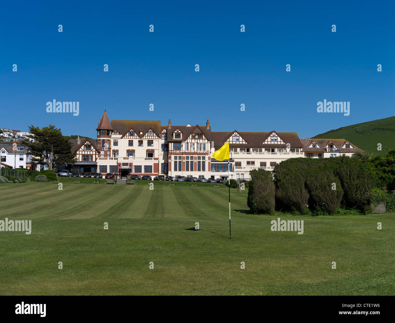 Dh Woolacombe Bay HÔTEL DEVON WOOLACOMBE drapeau Golf putting green station balnéaire hôtel uk english les golfeurs Banque D'Images