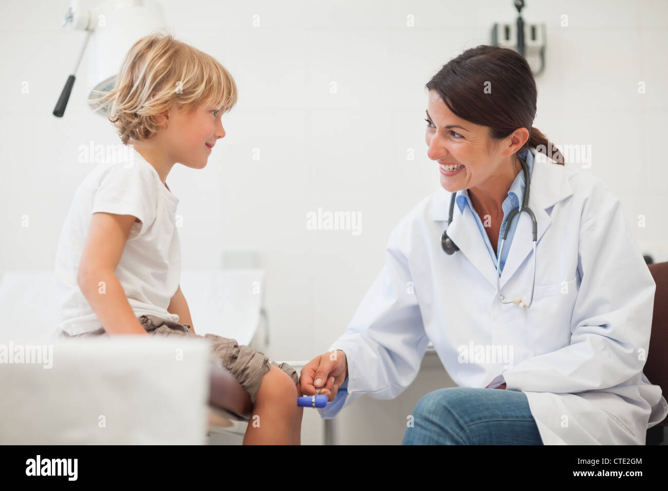 Doctor auscultating a child Banque D'Images