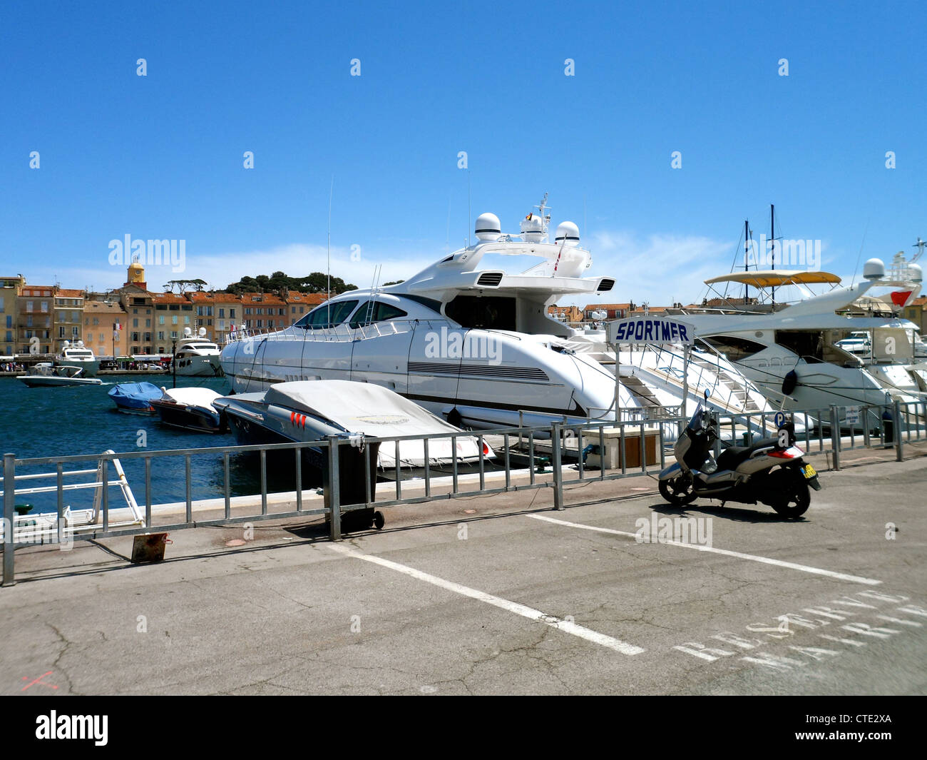 Riches et célèbres bateaux amarrés jusqu'à St Tropez Banque D'Images
