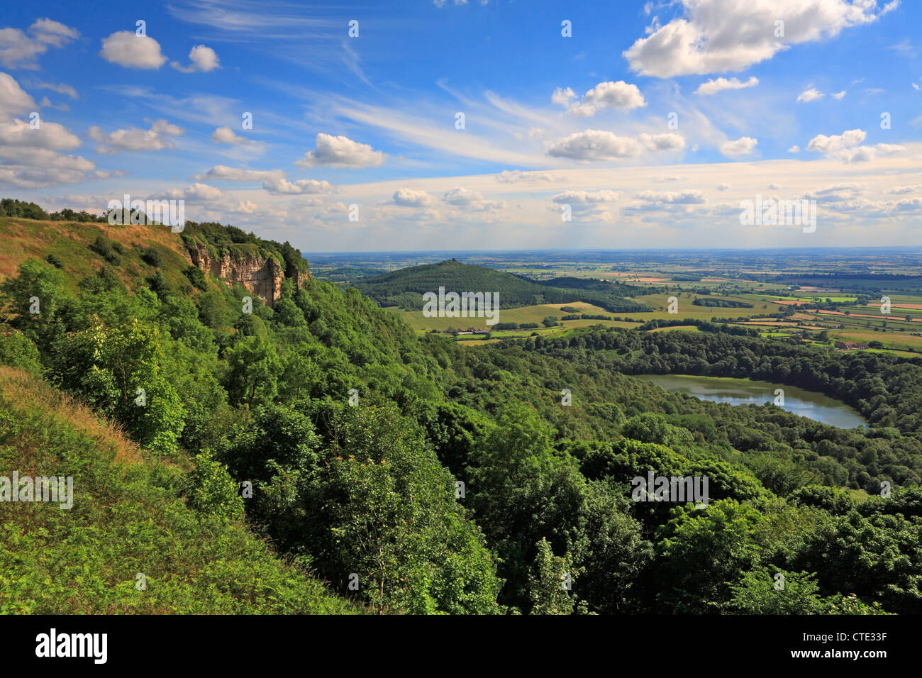 Gormire Whitestone Lake, falaises, Sutton Bank et Hood Hill du Cleveland Way, North Yorkshire, North York Moors National Park, Angleterre, Royaume-Uni Banque D'Images