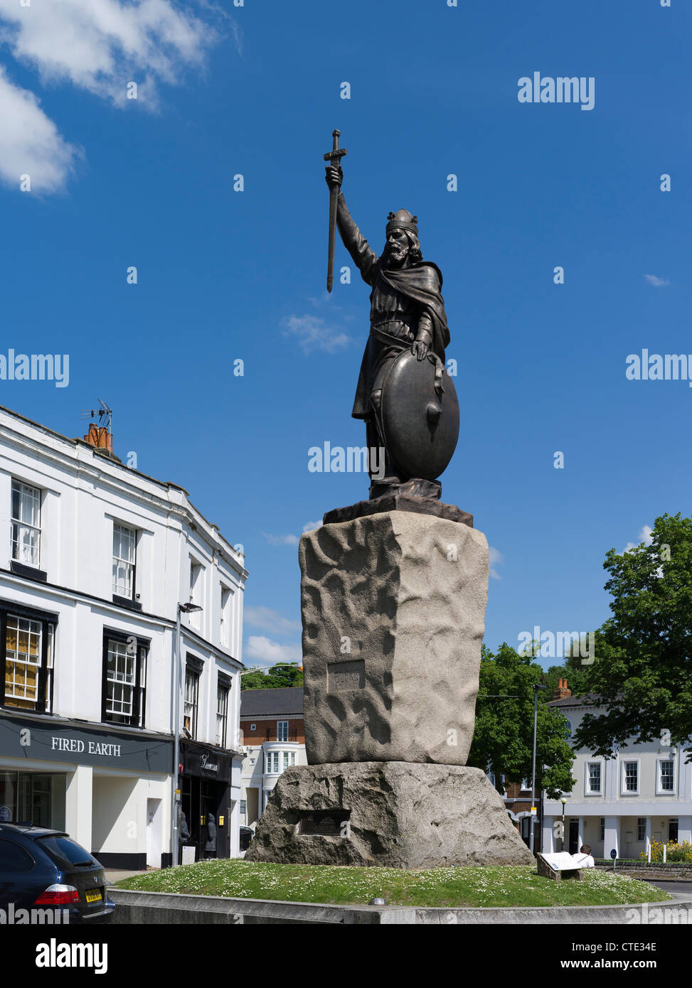 dh King Alfreds statue WINCHESTER HAMPSHIRE accueille le roi Alfred le Grande statue angleterre wessex royaume-uni Banque D'Images