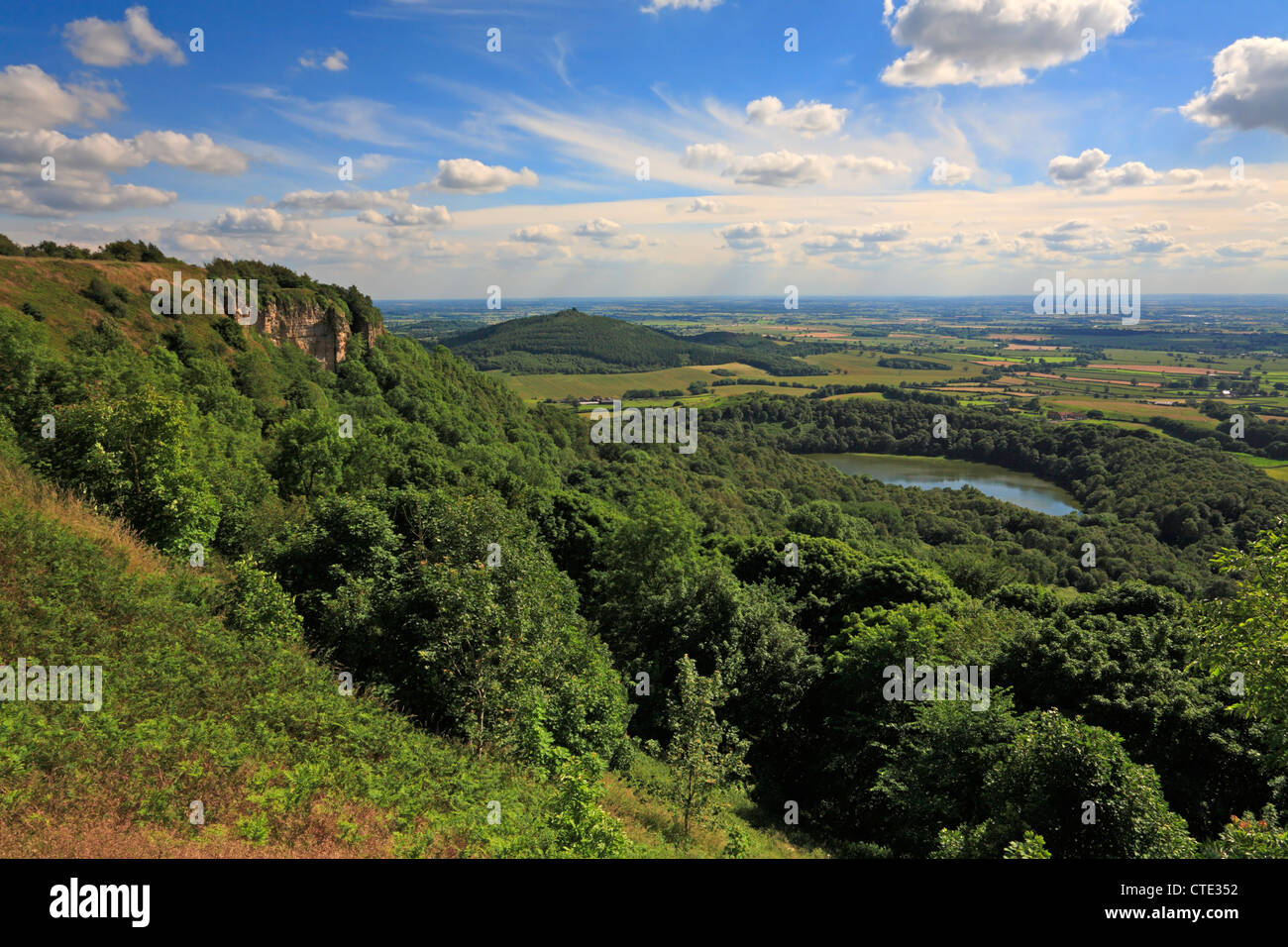 Gormire Whitestone Lake, falaises, Sutton Bank et Hood Hill du Cleveland Way, North Yorkshire, North York Moors National Park, Angleterre, Royaume-Uni Banque D'Images