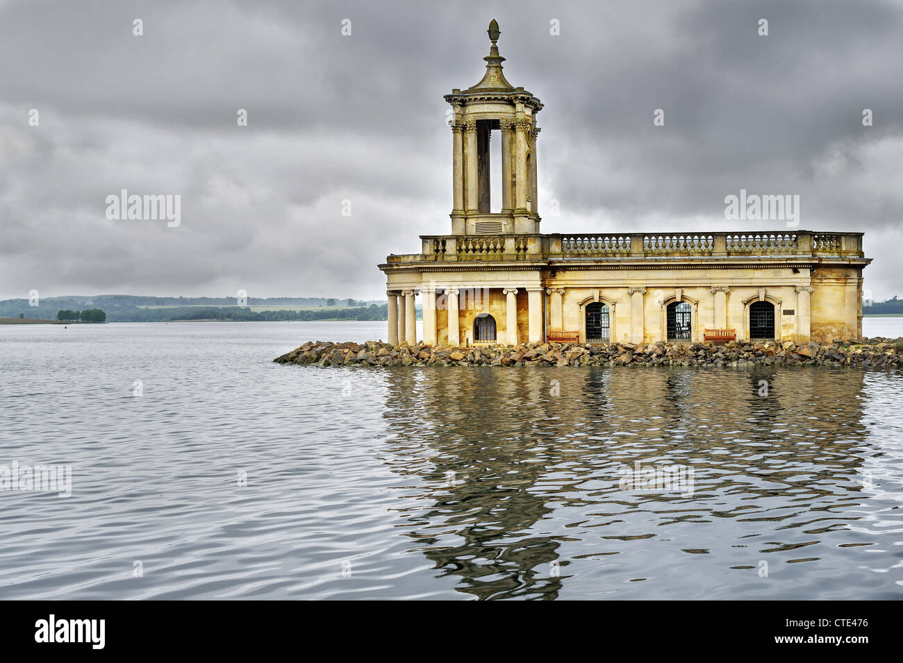 L'église à demi submergé sur une presqu'île dans un lac Banque D'Images