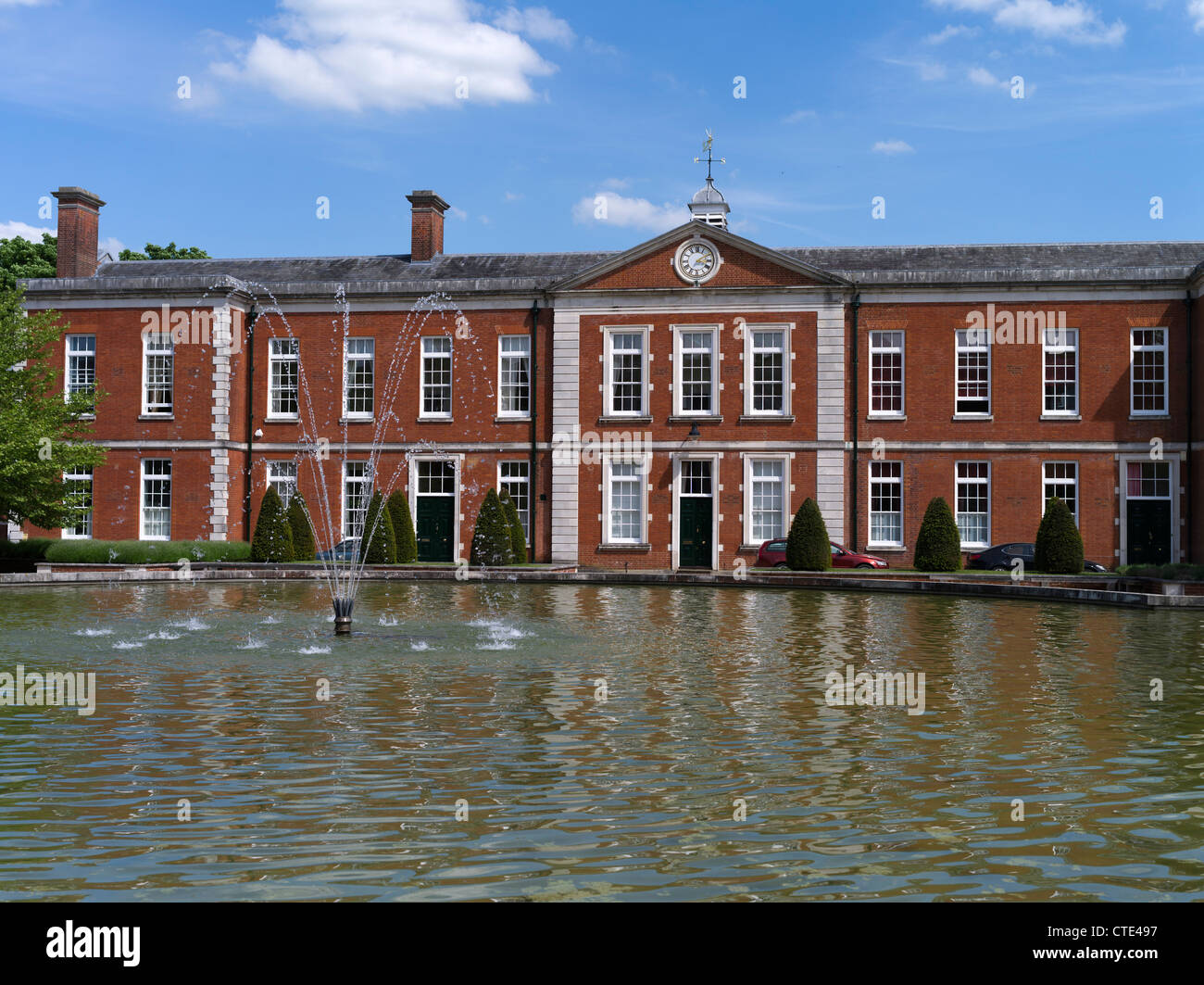 dh Peninsula Square WINCHESTER HAMPSHIRE moderne appartements anciens militaires barrack bâtiments eau Feature royaume-uni Banque D'Images