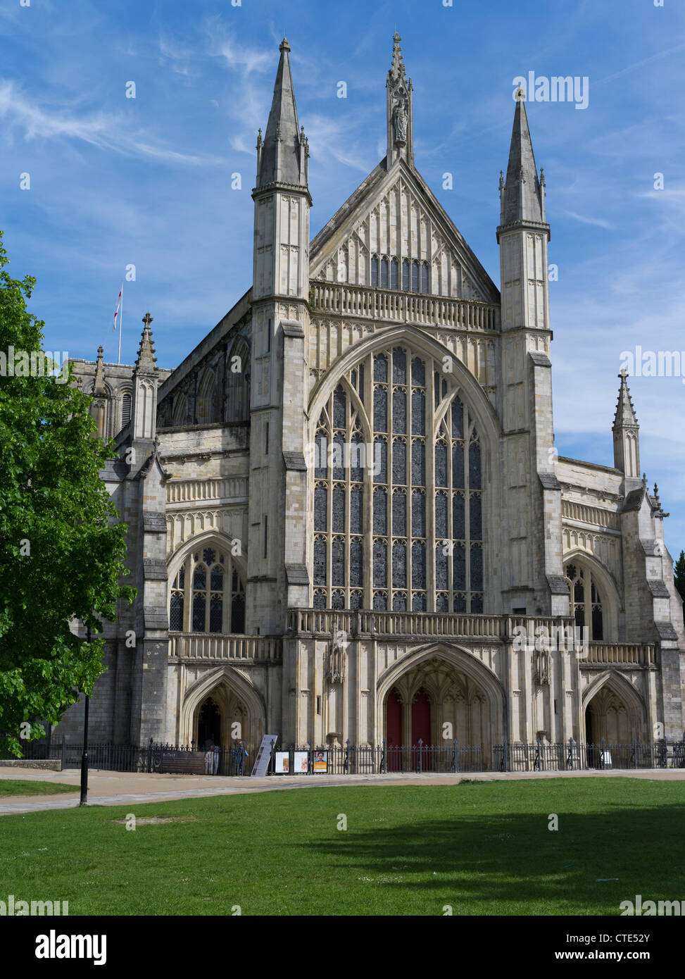 dh Winchester Cathedral WINCHESTER HAMPSHIRE English Cathedral West End entrée royaume-uni Old minster architecture médiévale Banque D'Images