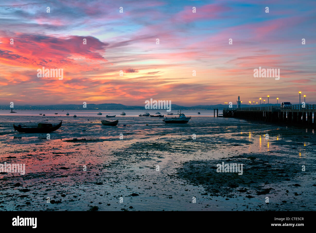Coucher du soleil à Alchochete avec vue sur Lisbonne, et le pont Vasco da Gama, Portugal Banque D'Images