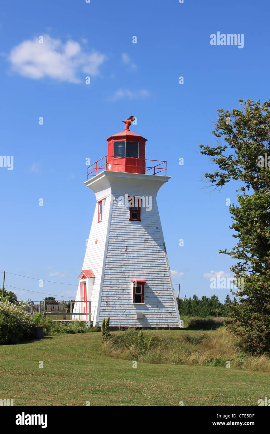 L'Île du Prince Édouard, Canada phare sous ciel bleu ensoleillé Banque D'Images