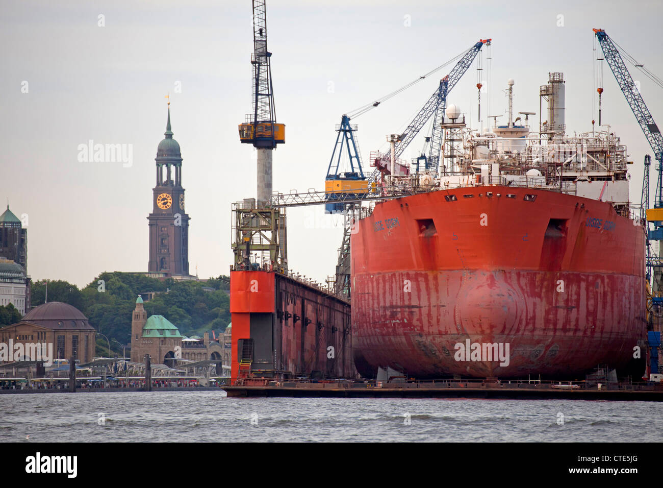 Navire géant dans les arsenaux maritimes du port et la tour de l'église de l'église St Michel, 'Michel', Hambourg, Allemagne Banque D'Images