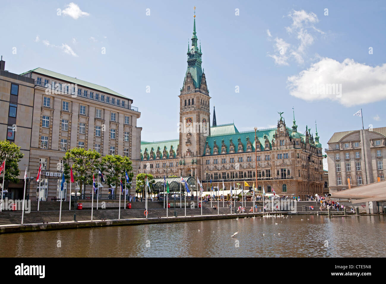 Peu d'Alster et l'hôtel de ville de Hambourg, ville libre et hanséatique de Hambourg, Allemagne, Europe Banque D'Images