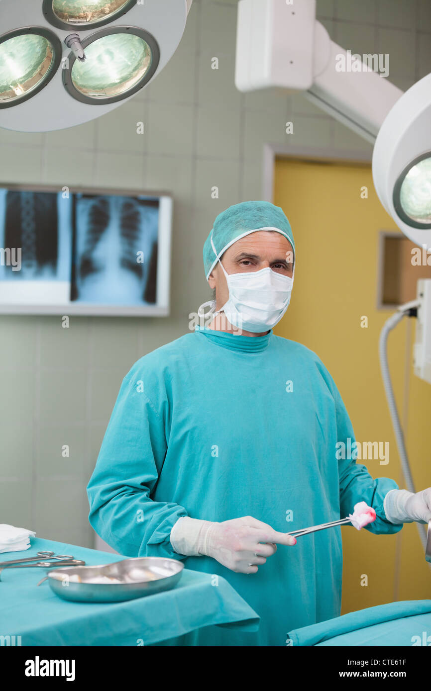 La tenue d'un chirurgien de l'outil chirurgical Banque D'Images