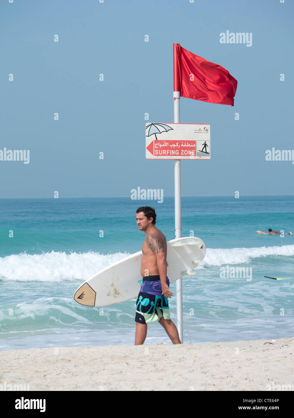 Surf à la plage publique de Jumeirah à Dubaï en Émirats Arabes Unis Banque D'Images
