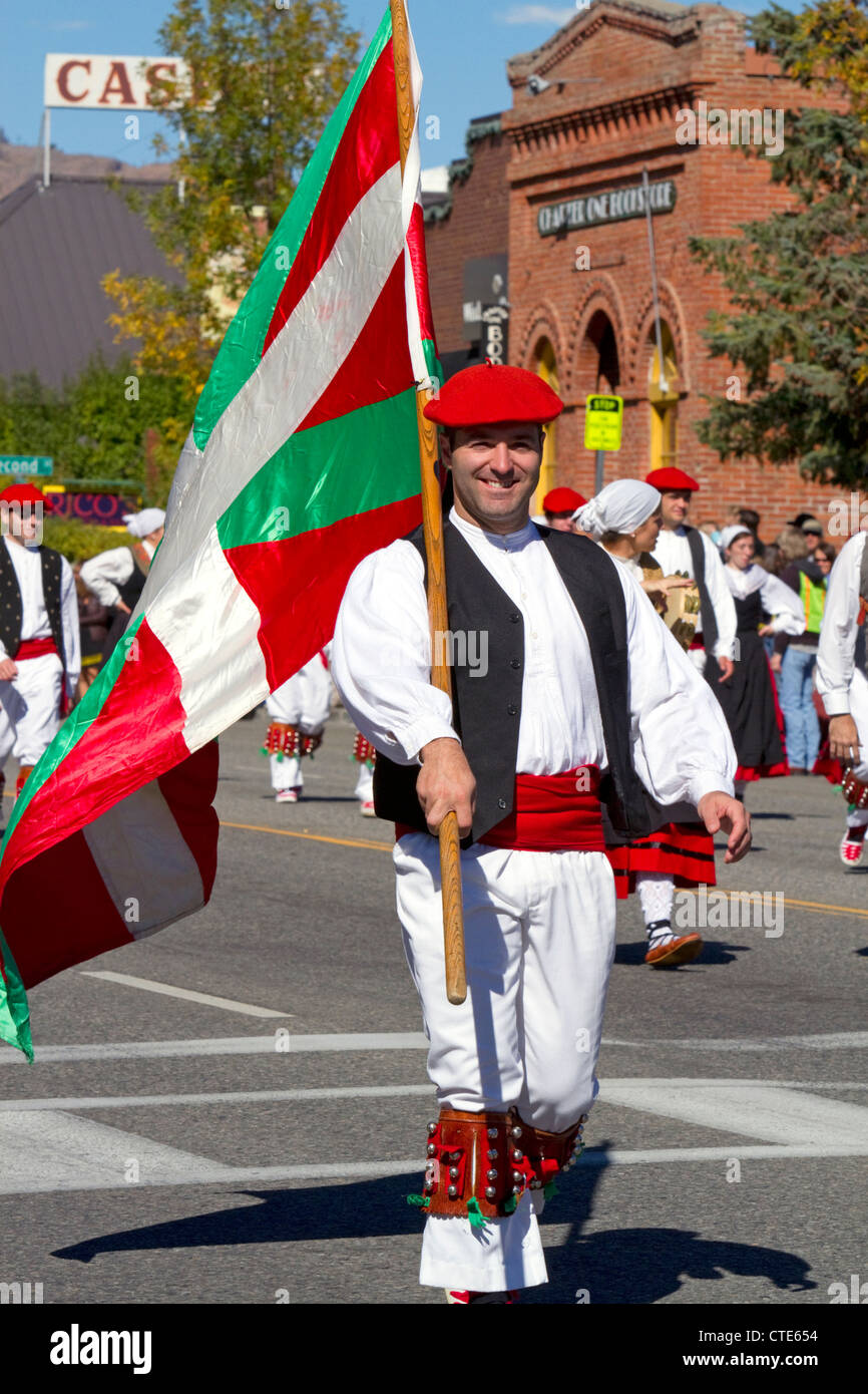 L'Oinkari danseurs basques participent à la parade de la brebis sur la rue Main à Ketchum, Idaho, USA. Banque D'Images