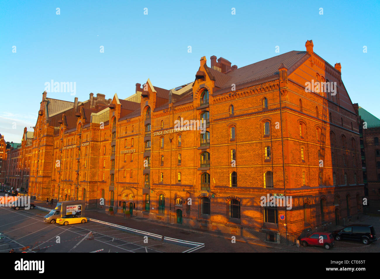 Ancien entrepôt situé le long du canal Binnenhafen quartier Hafencity Hamburg Allemagne Europe Banque D'Images