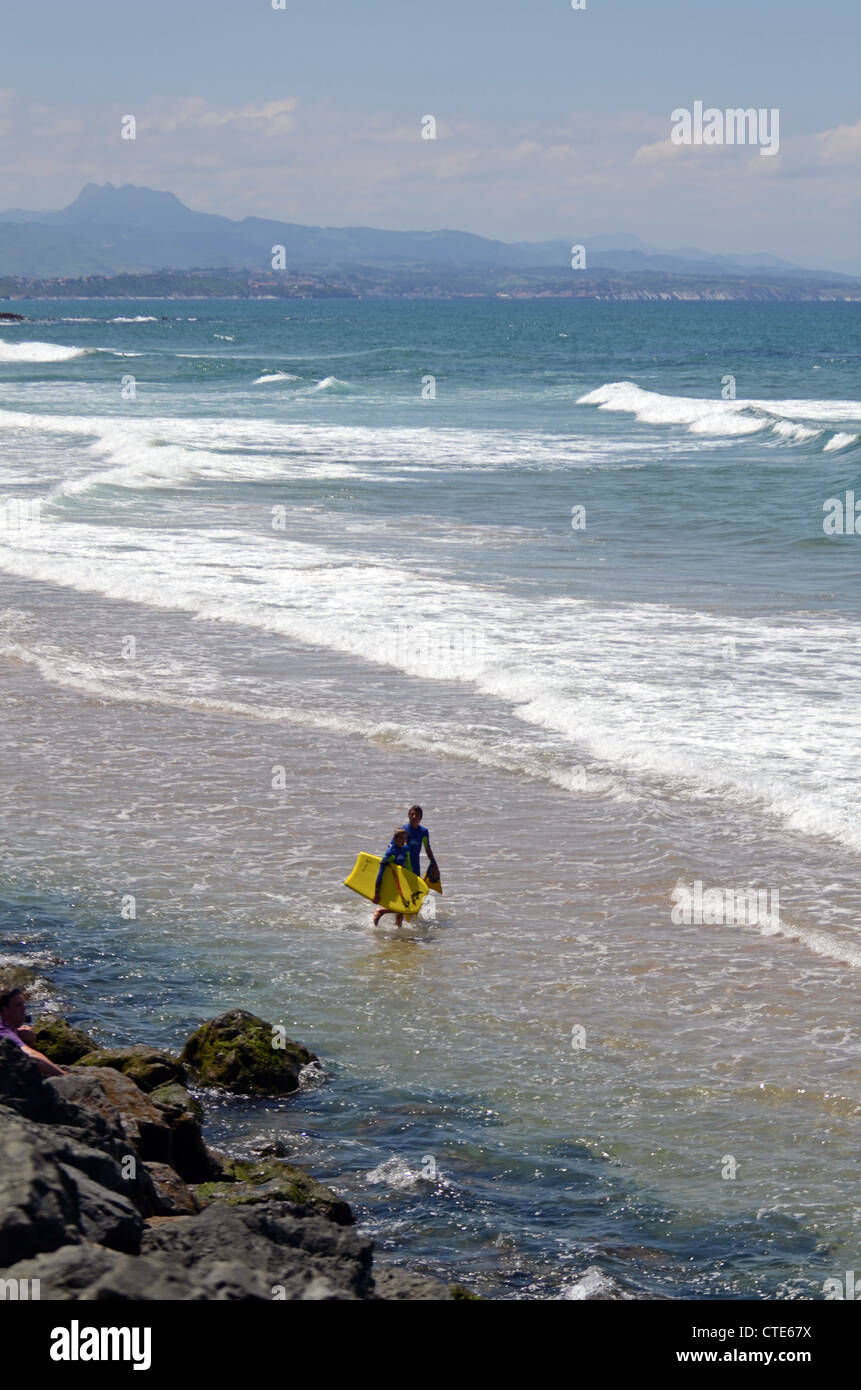 Les surfeurs sur la Côte des Basques, Biarritz plage au coucher du soleil Banque D'Images