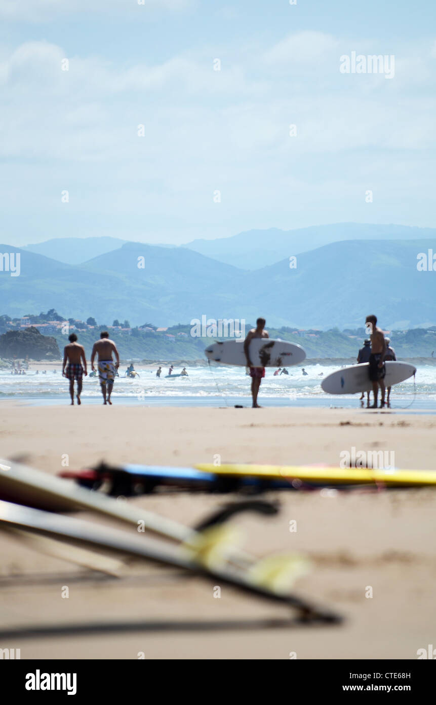 Les surfeurs sur la Côte des Basques, Biarritz plage au coucher du soleil Banque D'Images