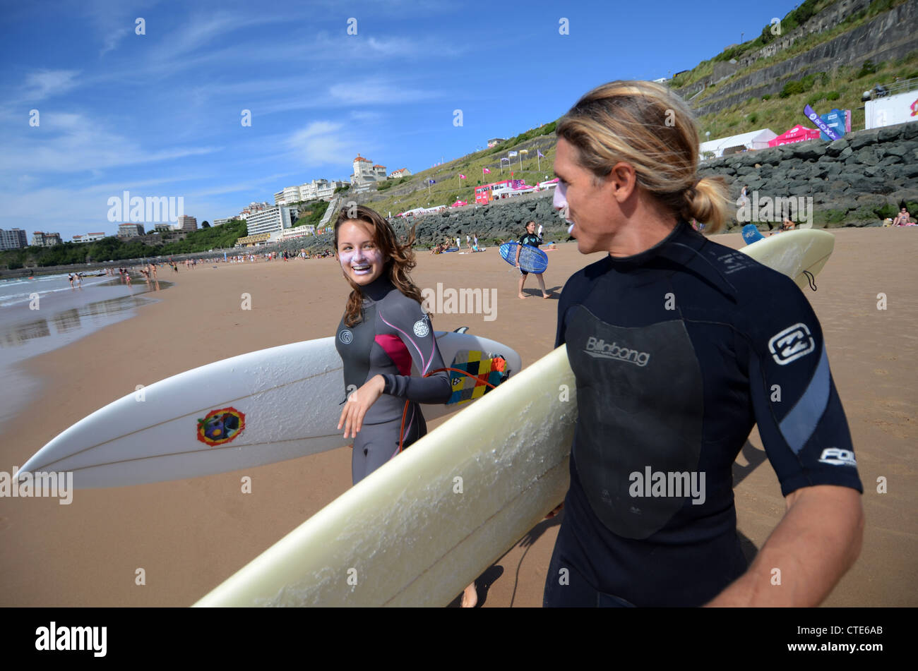 Les surfeurs sur la Côte des Basques, Biarritz plage au coucher du soleil Banque D'Images