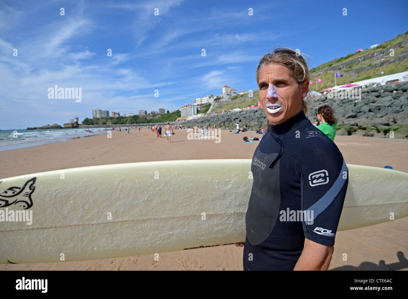 Les surfeurs sur la Côte des Basques, Biarritz plage au coucher du soleil Banque D'Images