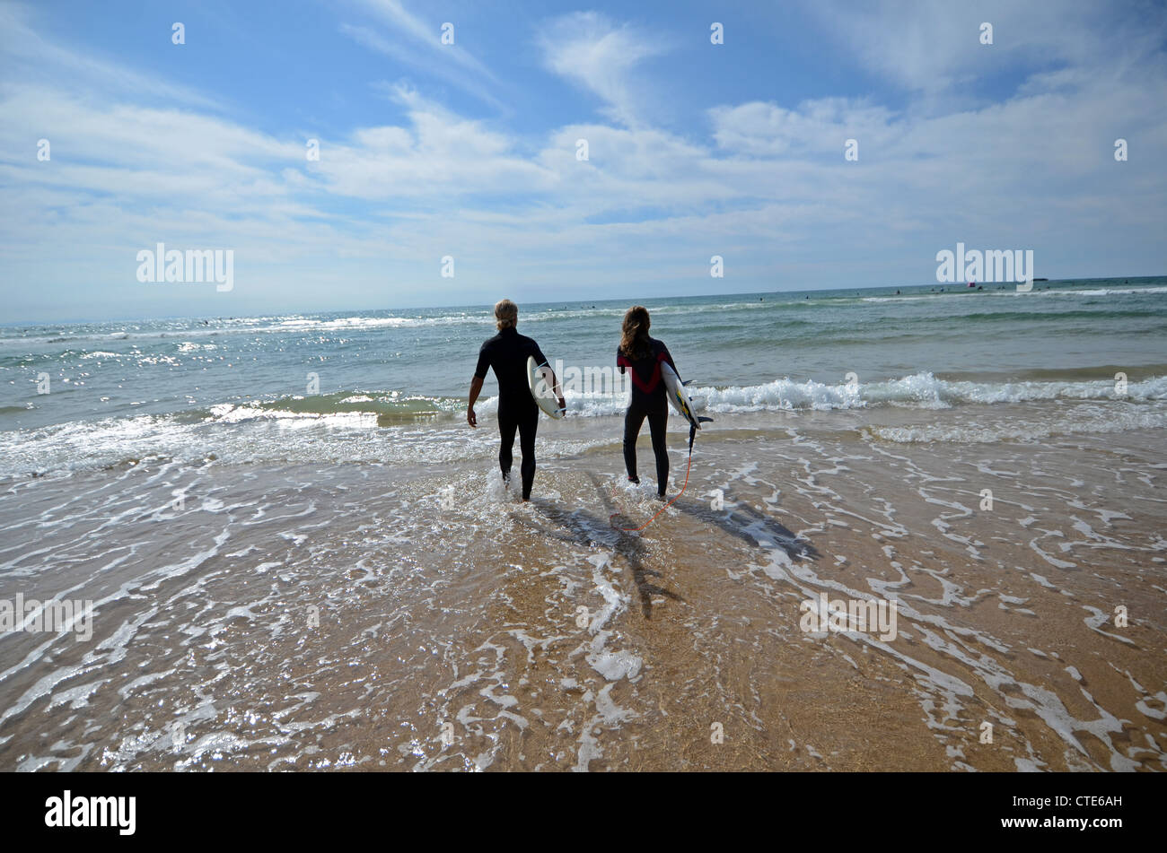 Les surfeurs sur la Côte des Basques, Biarritz plage au coucher du soleil Banque D'Images