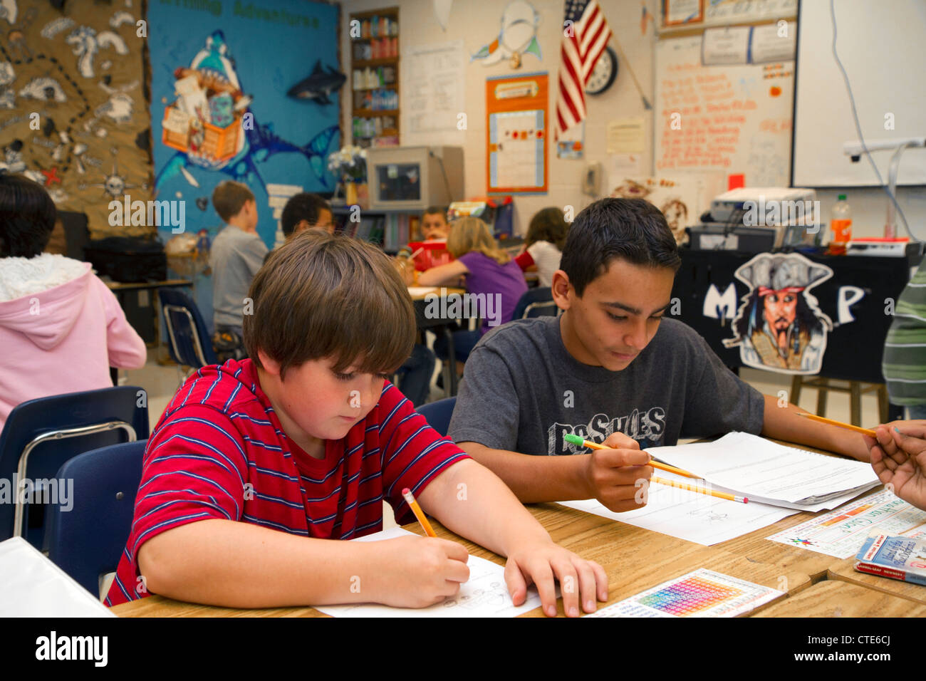 La lecture les élèves dans une classe de quatrième année à une école primaire publique à Brandon, Florida, USA. Banque D'Images
