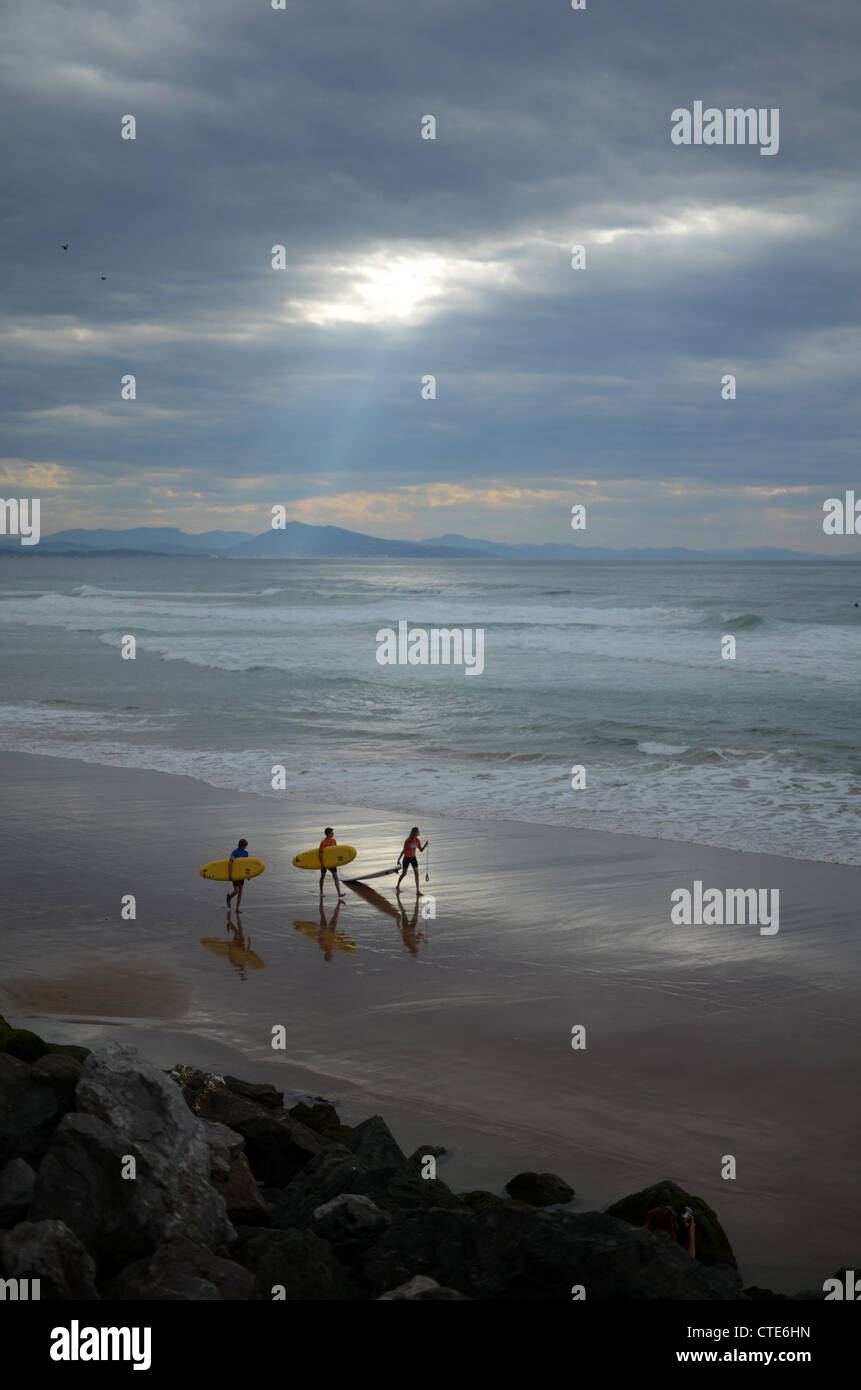 Les surfeurs sur la Côte des Basques, Biarritz plage au coucher du soleil Banque D'Images