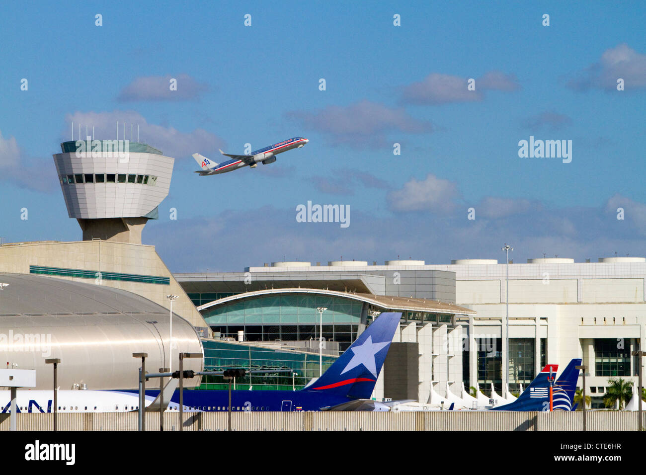 American Airlines Boeing 767 au décollage de l'Aéroport International de Miami, Floride, USA. Banque D'Images