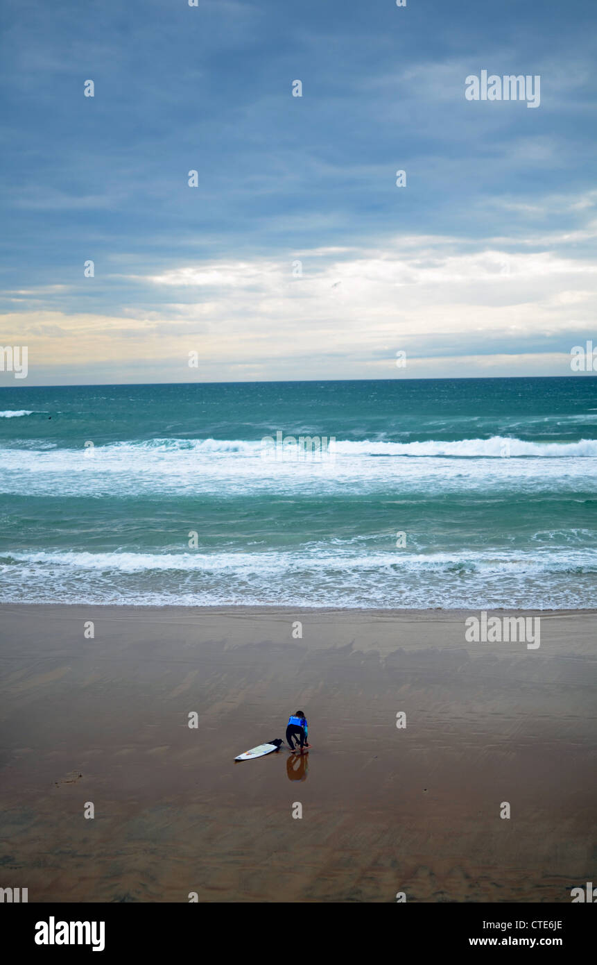 Les surfeurs sur la Côte des Basques, Biarritz plage au coucher du soleil Banque D'Images