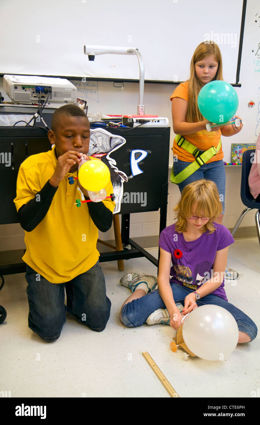 Les élèves d'exploser des ballons dans le cadre d'une expérience scientifique à une école primaire publique à Brandon, Florida, USA. Banque D'Images