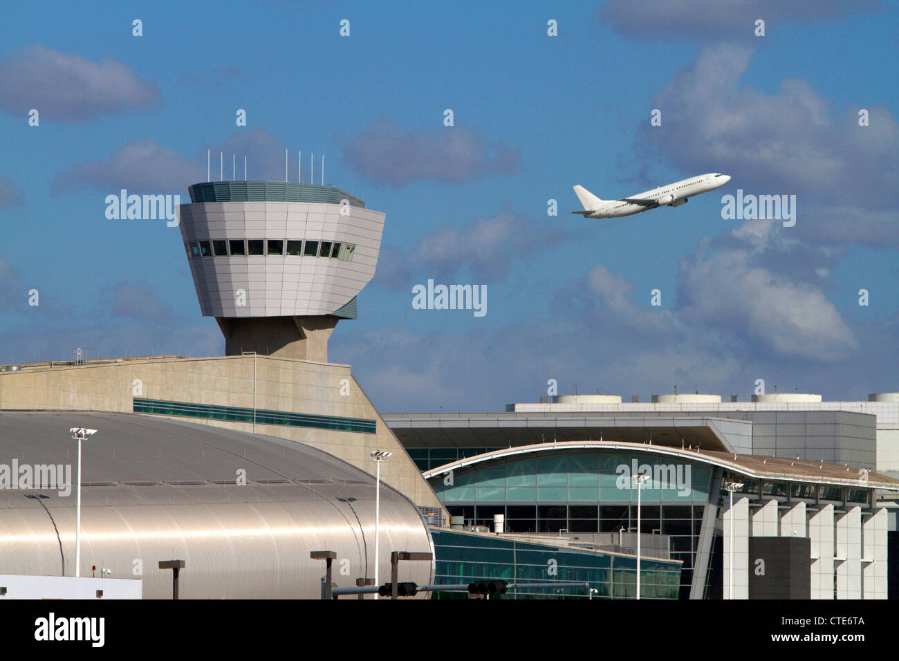 Boeing 737 au décollage de l'Aéroport International de Miami, Floride, USA. Banque D'Images