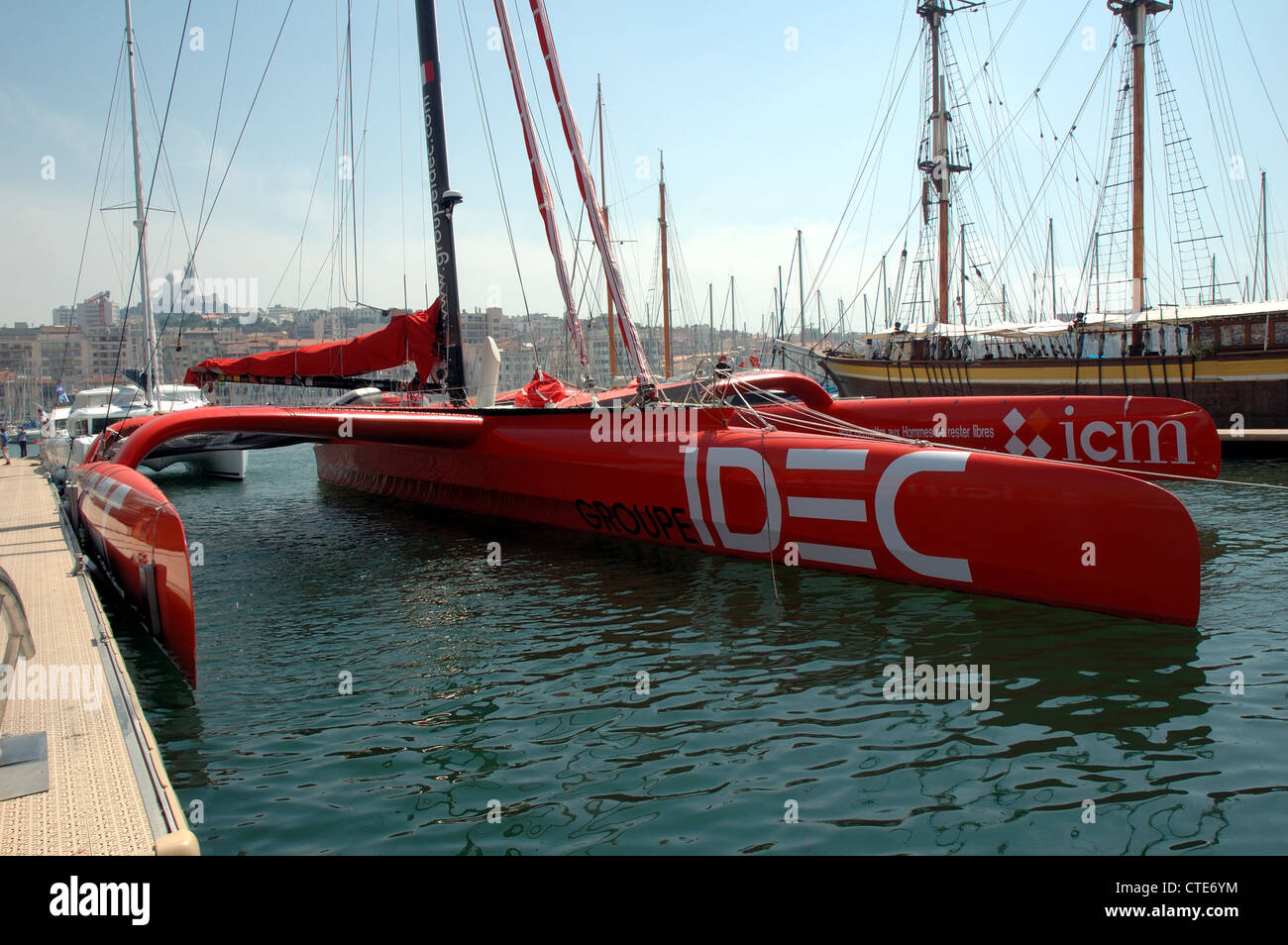 Francis Joyon maxi-trimaran Idec, à Marseille, France. Avant d'Ellen Macarthur, le solo plus rapide voyage autour du monde. Banque D'Images