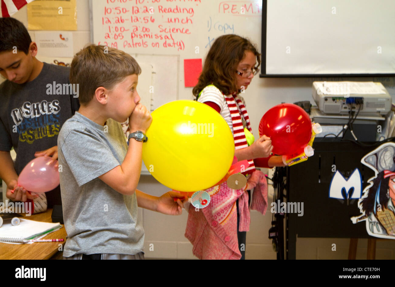 Les élèves d'exploser des ballons dans le cadre d'une expérience scientifique à une école primaire publique à Brandon, Florida, USA. Banque D'Images