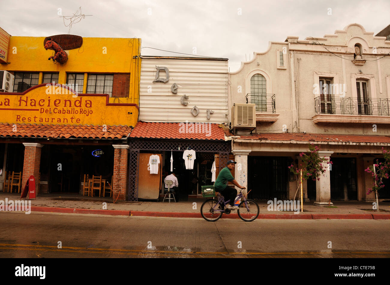 Les affaires ralentissent le long de Calle Obregon à Nogales, Sonora, Mexique, en face de la frontière de Nogales, Arizona, USA. Banque D'Images