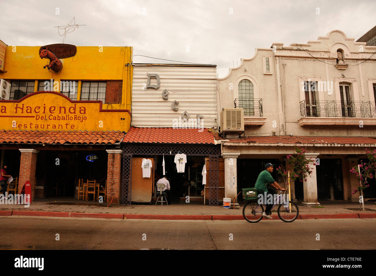 Les affaires ralentissent le long de Calle Obregon à Nogales, Sonora, Mexique, en face de la frontière de Nogales, Arizona, USA. Banque D'Images