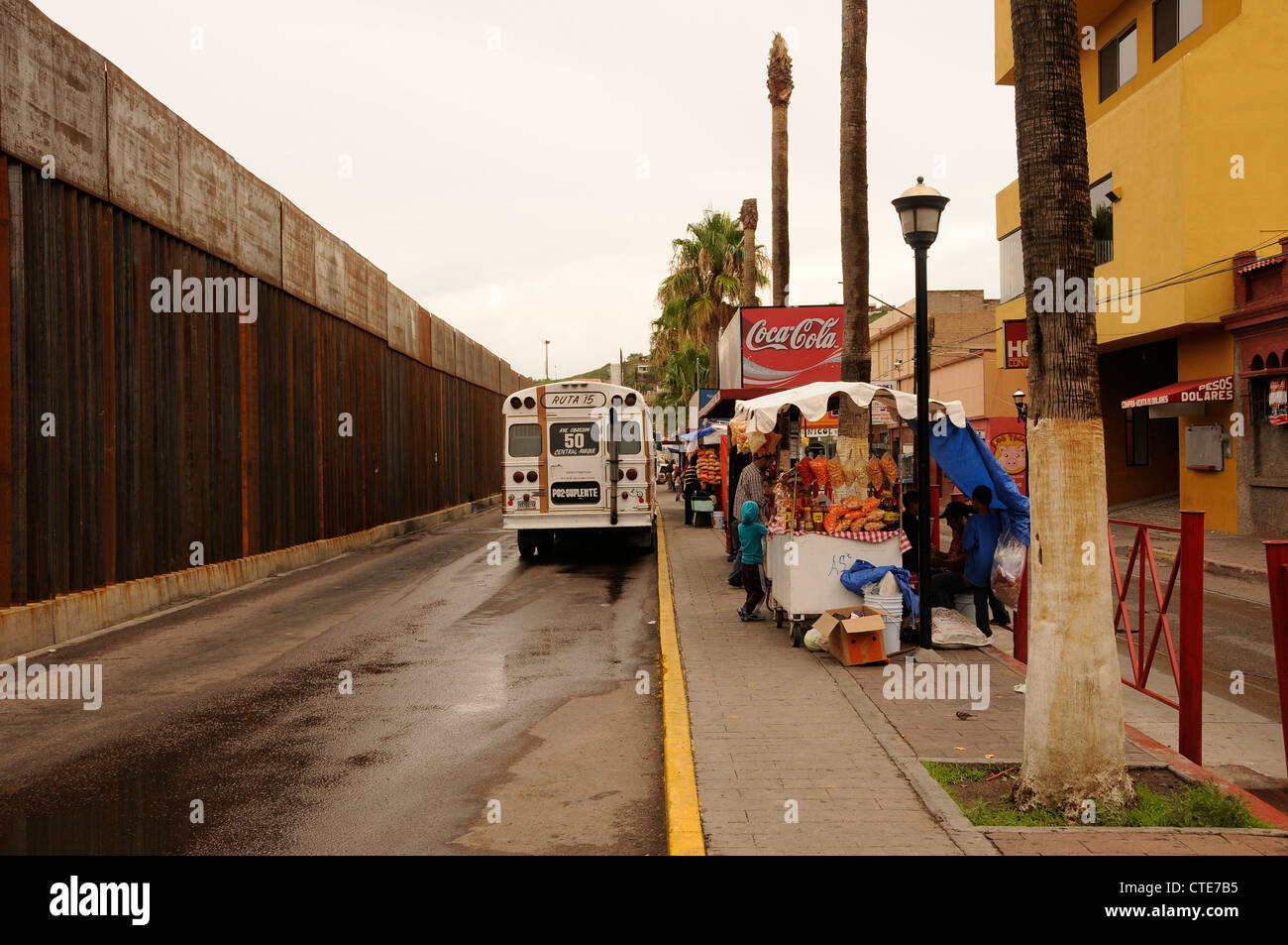 Les sections locales à pied près de la frontière dans le mur de Nogales, Sonora, Mexique, situé de l'autre côté de la ligne internationale de Nogales, Arizona, USA. Banque D'Images