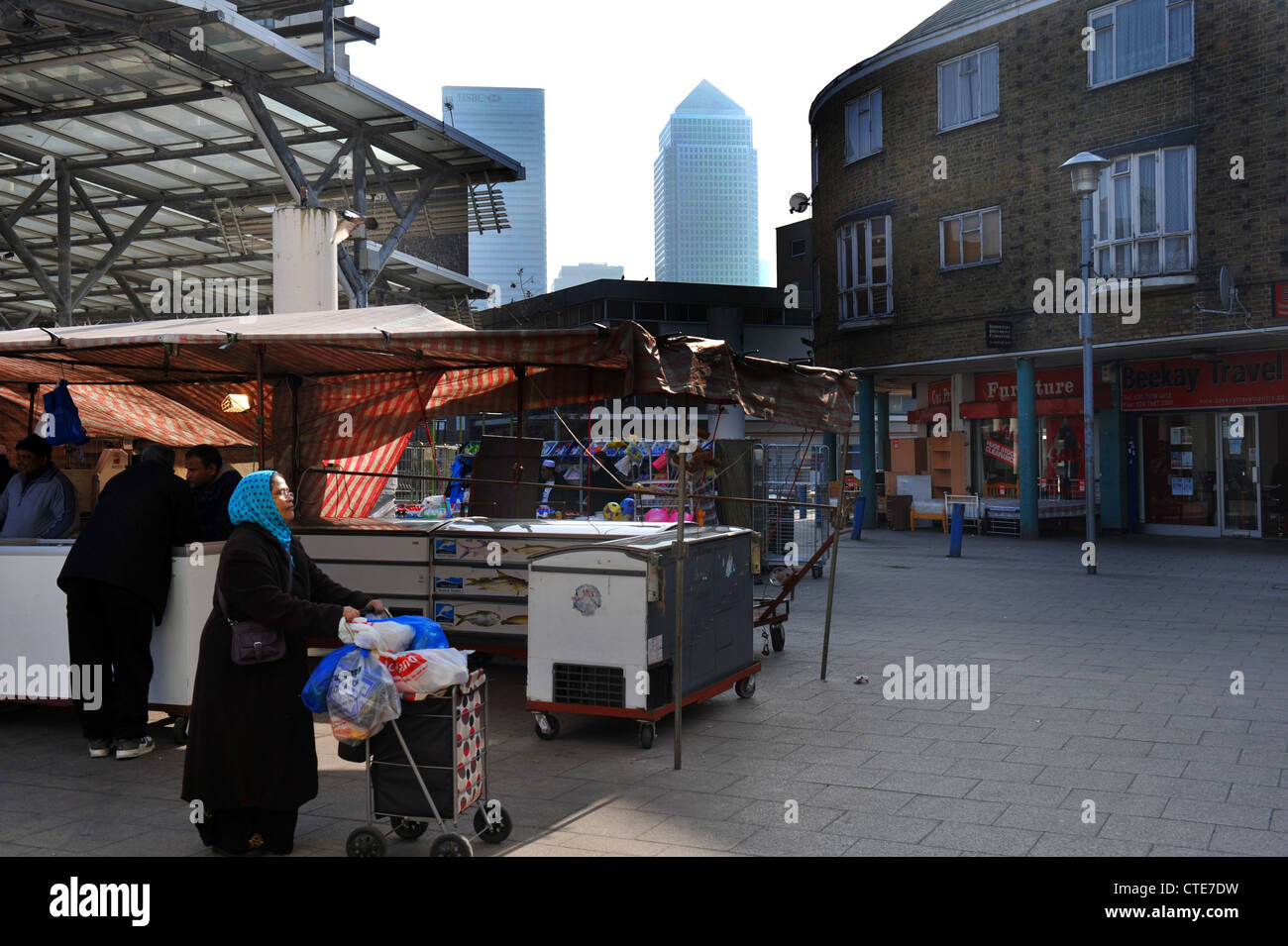 East End, Isle of Dogs, avec Canary Wharf en arrière-plan, la ville de London UK. Banque D'Images