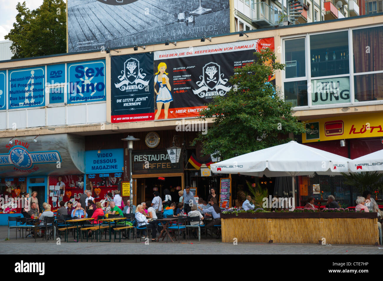 Square Spielbudenplatz le long de la rue Reeperbahn Sankt Pauli Hambourg Allemagne Europe Banque D'Images