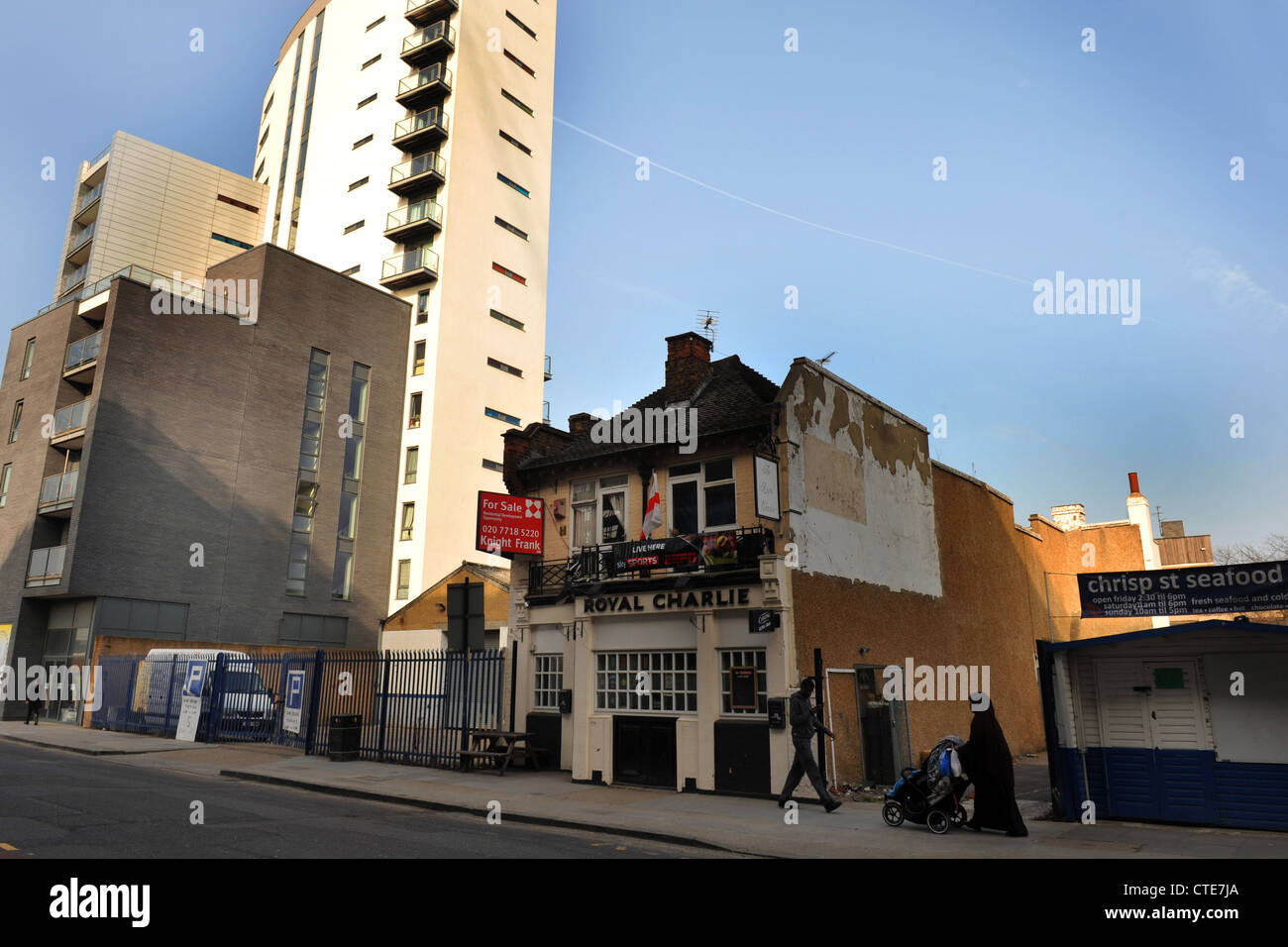 East End traditionnel vieux pub en vente, parmi les nouveaux développements, Isle of Dogs, Londres UK Banque D'Images