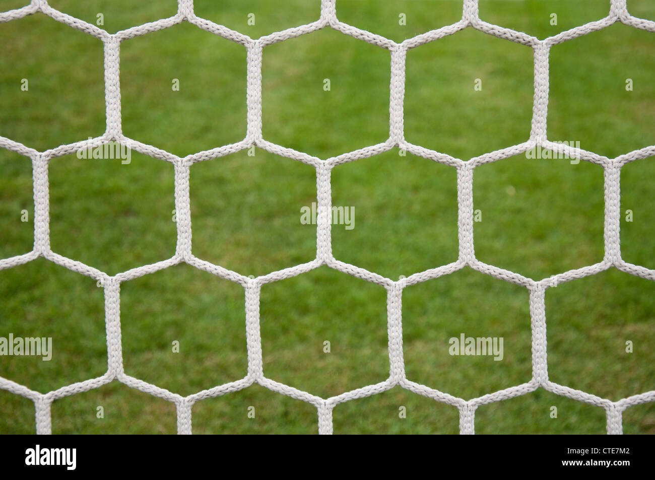 Close up detail of a soccer net contre l'herbe verte Banque D'Images