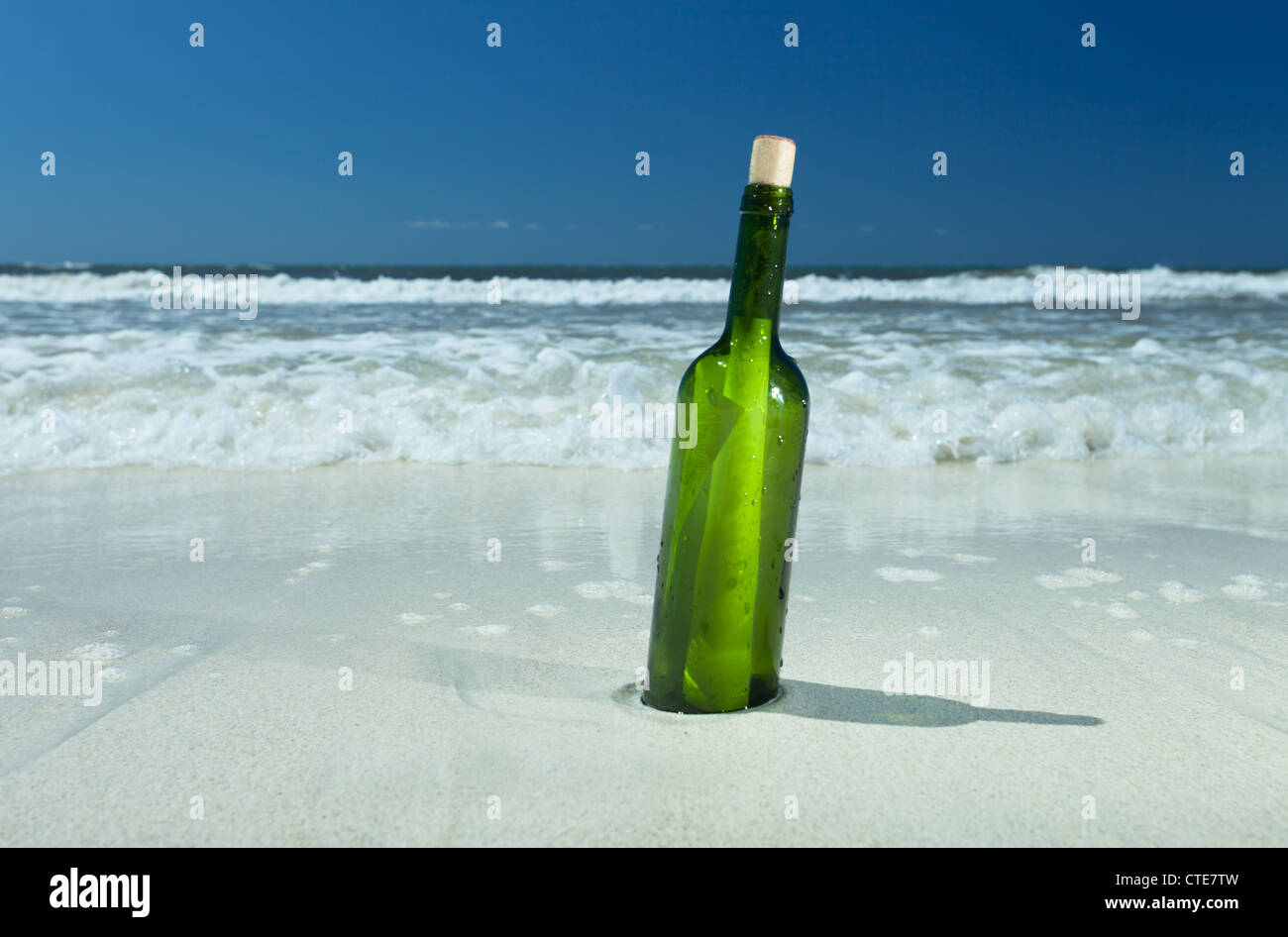 Message dans une bouteille sur une plage Banque D'Images