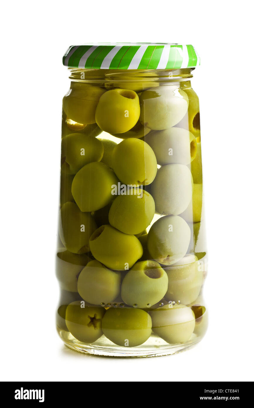 Olives vertes dans un bocal en verre sur fond blanc Banque D'Images