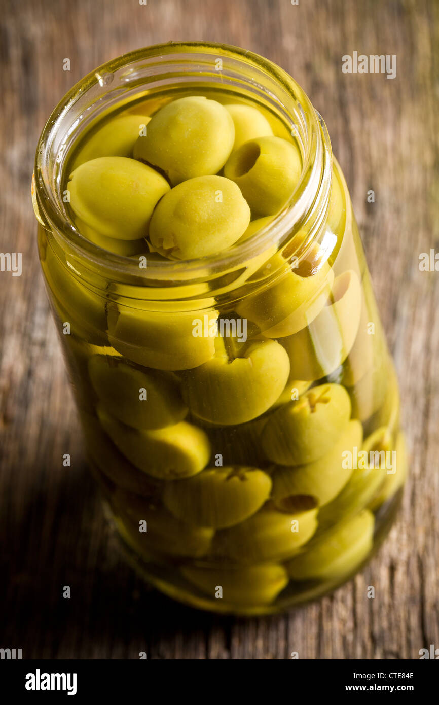 Les olives vertes sur table de cuisine Banque D'Images