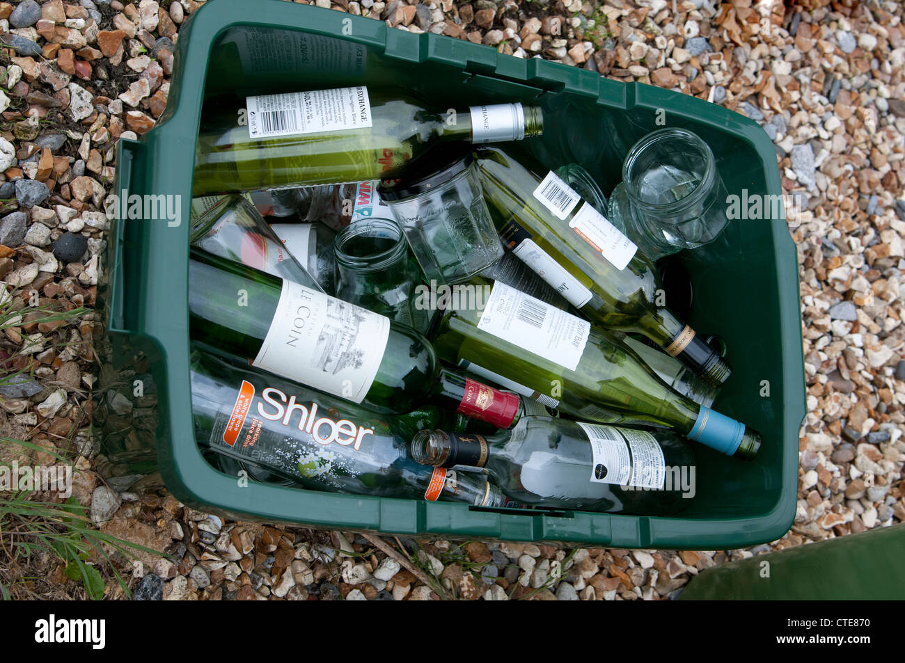 Bouteilles en verre et bocaux dans un bac de recyclage Banque D'Images