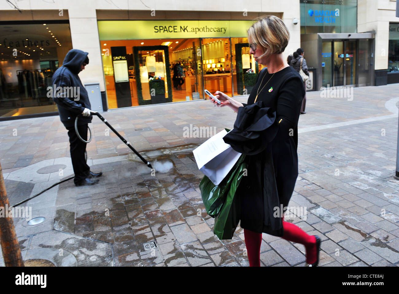 Contraste entre riches et pauvres dans une rue de Knightsbridge, Londres UK Banque D'Images