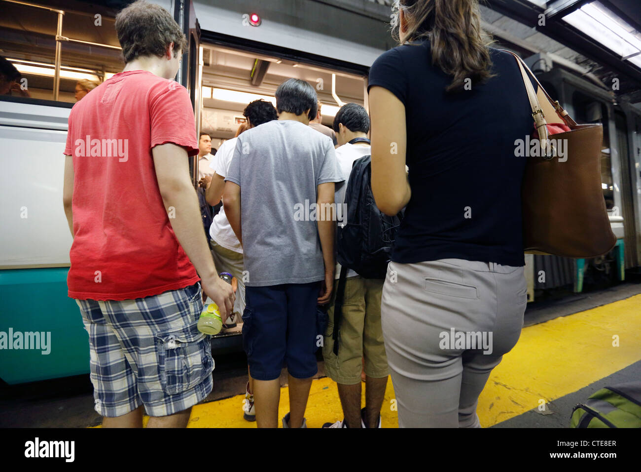 Les gens l'embarquement ligne verte du métro train à Boston, Massachusetts Banque D'Images