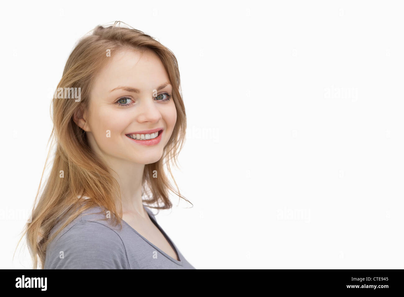Woman smiling while looking at camera Banque D'Images