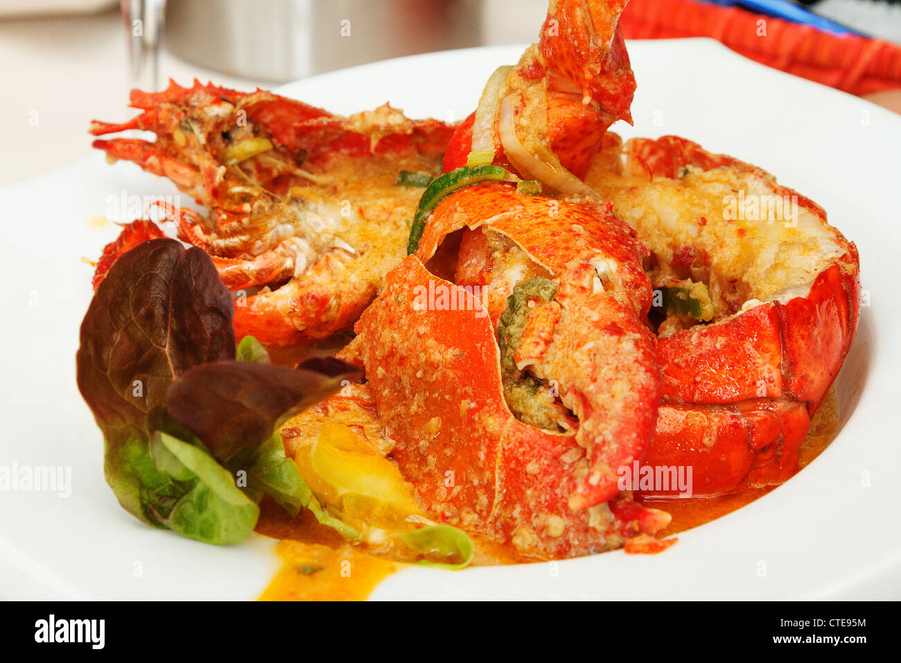 Le homard frais curry dans un restaurant indonésien à Amsterdam Banque D'Images