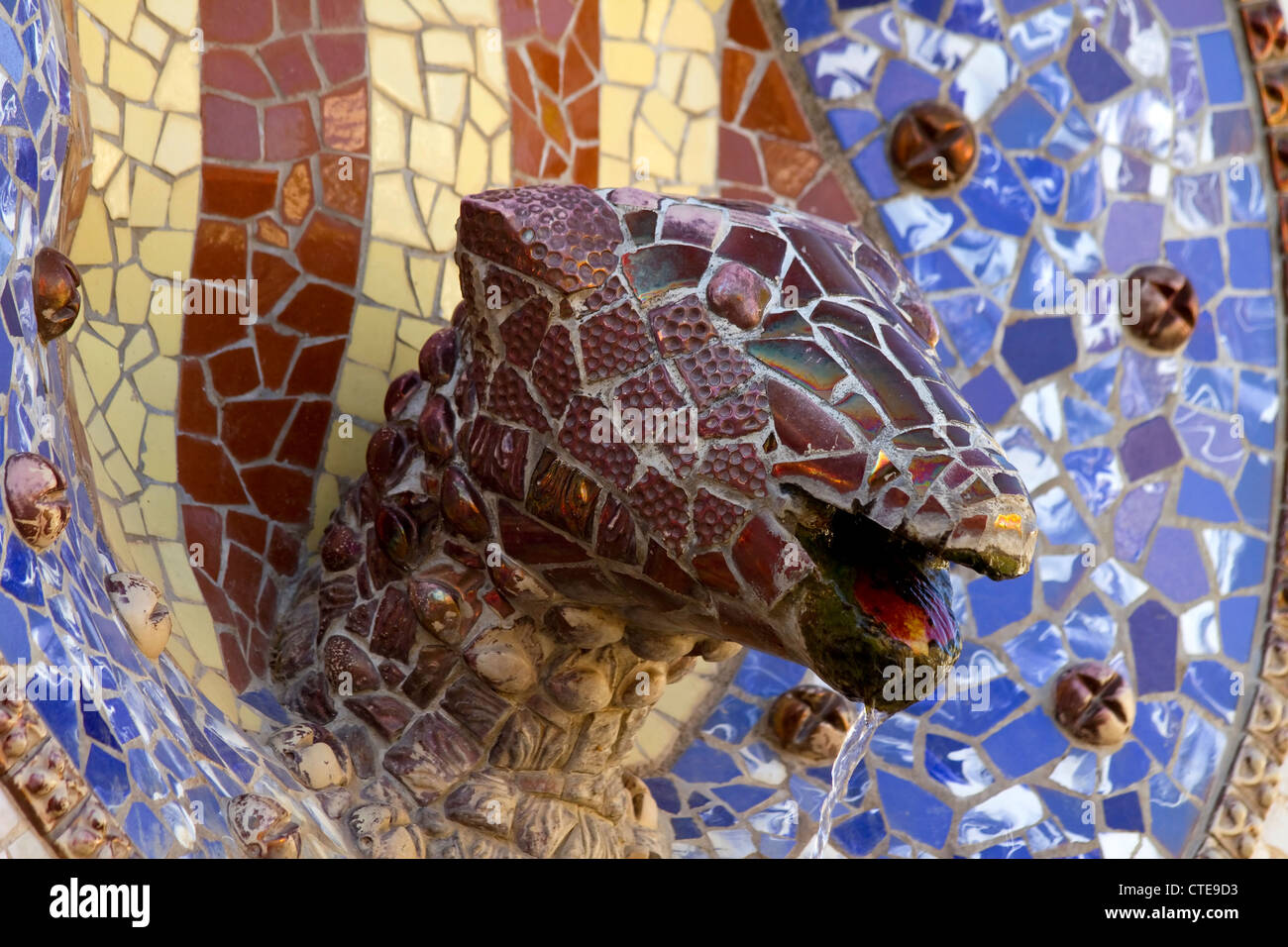 Le Parc Guell de Barcelone public montrant un abstract animal fontaine  faite de mosaïques. De l'architecte Gaudi Photo Stock - Alamy