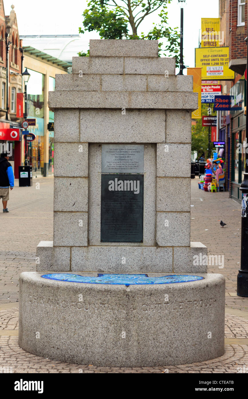 Staines plaque commémorant les 100 ans de prospérité dans Staines et la piétonisation du Staines high street. Banque D'Images